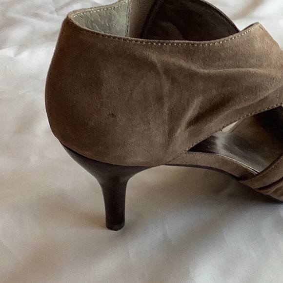 Nine West Suede Heels in Tan Size 8 - Picture 6 of 8